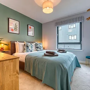 Summer Special Offer!! 2-Bedroom Cosy, Spacious, Stylish & Modern City Apartment, Prime Location! Sleeps 6, Southampton Ocean Village - By Blue Puffin Stays Southampton